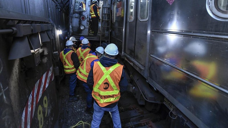 Sebuah kereta bawah tanah di Manhattan, New York, Amerika Serikat tergelincir pada Kamis (4/1) sore waktu setempat, setelah bertabrakan dengan sebuah kereta lain dalam kecepatan rendah. (Marc A. Hermann/Metropolitan Transportation Authority via AP)