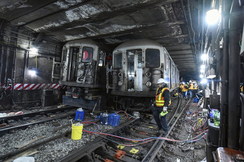 Sebuah kereta bawah tanah di Manhattan, New York, Amerika Serikat tergelincir pada Kamis (4/1) sore waktu setempat, setelah bertabrakan dengan sebuah kereta lain dalam kecepatan rendah. (Marc A. Hermann/Metropolitan Transportation Authority via AP) Sebuah kereta bawah tanah di Manhattan, New York, Amerika Serikat tergelincir pada Kamis (4/1) sore waktu setempat, setelah bertabrakan dengan sebuah kereta lain dalam kecepatan rendah. (Marc A. Hermann/Metropolitan Transportation Authority via AP)