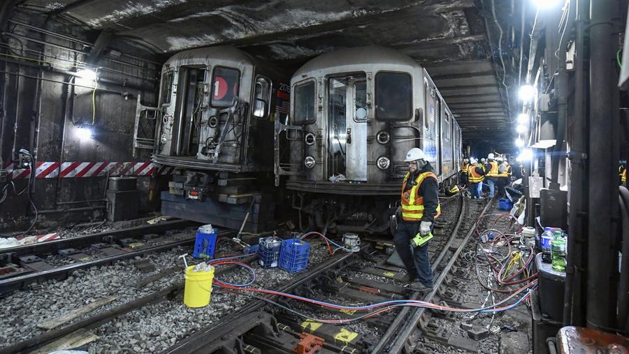 Sebuah kereta bawah tanah di Manhattan, New York, Amerika Serikat tergelincir pada Kamis (4/1) sore waktu setempat, setelah bertabrakan dengan sebuah kereta lain dalam kecepatan rendah. (Marc A. Hermann/Metropolitan Transportation Authority via AP)