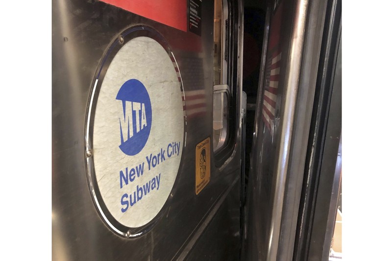 Sebuah kereta bawah tanah di Manhattan, New York, Amerika Serikat tergelincir pada Kamis (4/1) sore waktu setempat, setelah bertabrakan dengan sebuah kereta lain dalam kecepatan rendah. (Marc A. Hermann/Metropolitan Transportation Authority via AP) Sebuah kereta bawah tanah di Manhattan, New York, Amerika Serikat tergelincir pada Kamis (4/1) sore waktu setempat, setelah bertabrakan dengan sebuah kereta lain dalam kecepatan rendah. (Marc A. Hermann/Metropolitan Transportation Authority via AP)