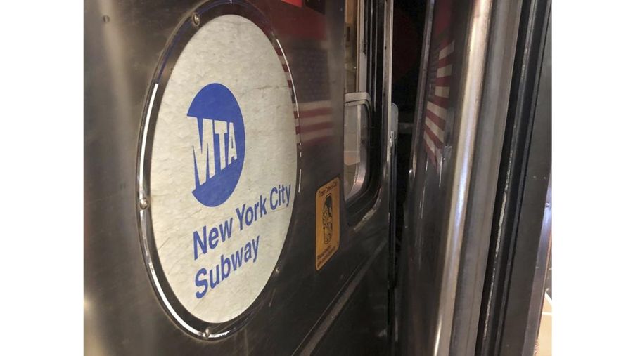 Sebuah kereta bawah tanah di Manhattan, New York, Amerika Serikat tergelincir pada Kamis (4/1) sore waktu setempat, setelah bertabrakan dengan sebuah kereta lain dalam kecepatan rendah. (Marc A. Hermann/Metropolitan Transportation Authority via AP)