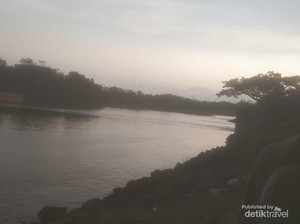 Bertemu Ahmad Tohari dan Sepotong Senja di Tepi Sungai Serayu