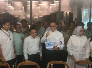Anies Pamer Banner Ala Idol K-Pop Hwaiting!! Abah Sebelum ke Lokasi Debat