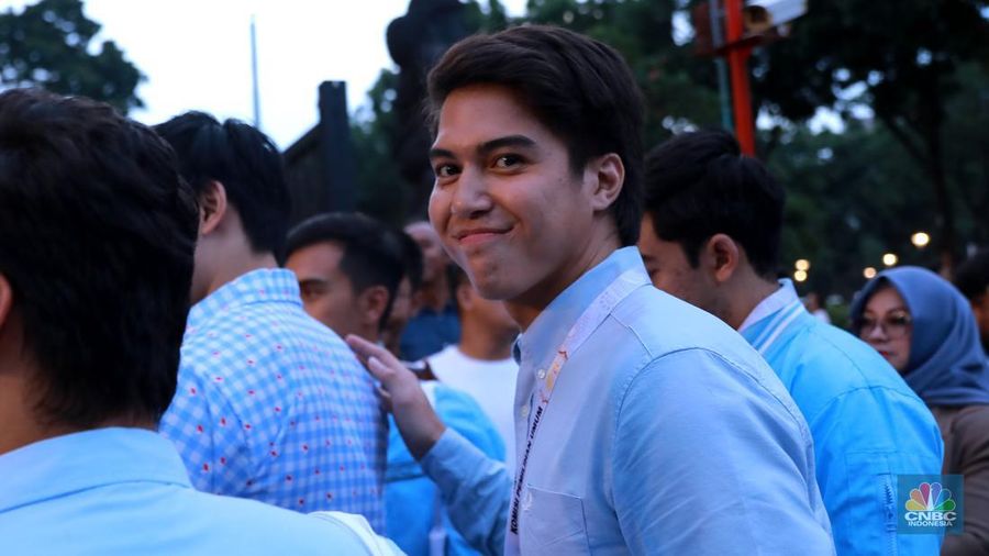 Artis El Rumi pendukung Capres No urut 2, Prabowo- Gibran saat tiba di Istora Senayan, Jakarta, Minggu, (7/1). (վ/Muhammad Sabki)