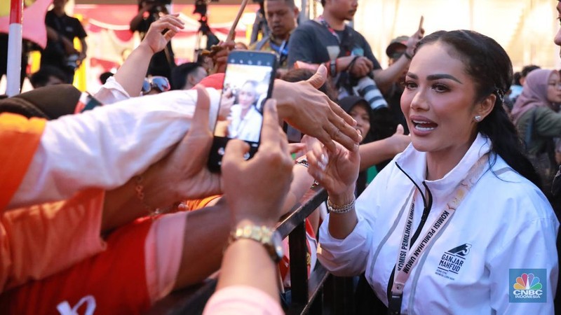 Pengacara Hotman Paris pendukung Capres No urut 2, Prabowo- Gibran saat tiba di Istora Senayan, Jakarta, Minggu, (7/1). (CNBC Indonesia/Muhammad Sabki)