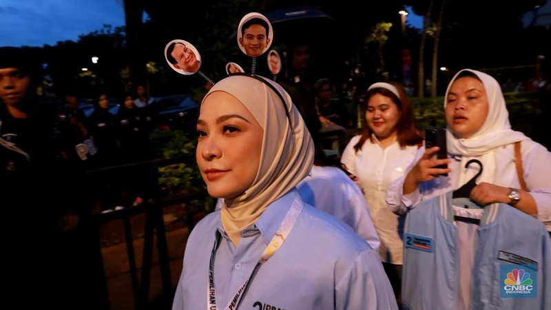 Pengacara Hotman Paris pendukung Capres No urut 2, Prabowo- Gibran saat tiba di Istora Senayan, Jakarta, Minggu, (7/1). (CNBC Indonesia/Muhammad Sabki)