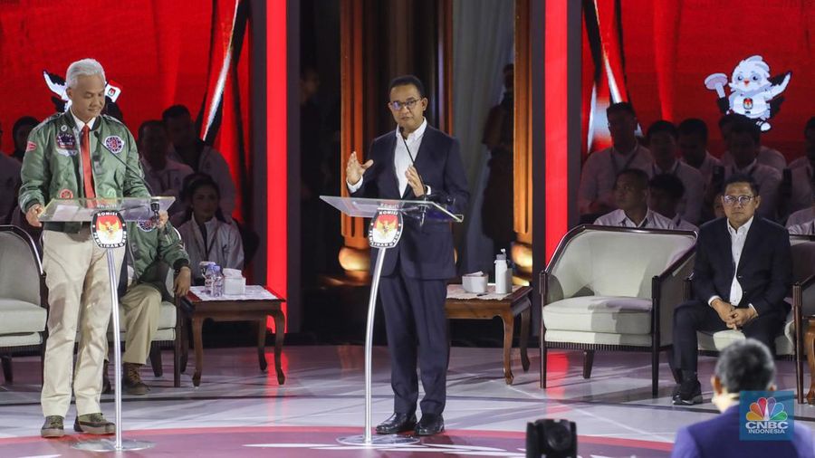 Bakal calon Presiden (Capres) Anies Baswedan nomor urut 1, saat menyampaikan visi dan misi dalam debat ketiga yang digelar di Istora Senayan, kompleks Gelora Bung Karno (GBK) pada Minggu (7/1/2024). (CNBC Indonesia/Faisal Rahman)
