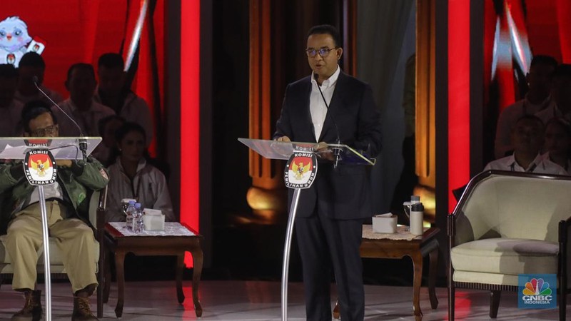 Bakal calon Presiden (Capres) Anies Baswedan nomor urut 1, saat menyampaikan visi dan misi dalam debat ketiga yang digelar di Istora Senayan, kompleks Gelora Bung Karno (GBK) pada Minggu (7/1/2024). (CNBC Indonesia/ Faisal Rahman)