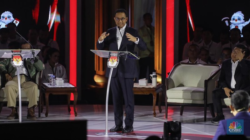 Bakal calon Presiden (Capres) Anies Baswedan nomor urut 1, saat menyampaikan visi dan misi dalam debat ketiga yang digelar di Istora Senayan, kompleks Gelora Bung Karno (GBK) pada Minggu (7/1/2024). (CNBC Indonesia/ Faisal Rahman)