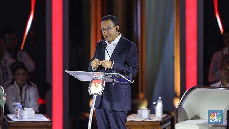 Bakal calon Presiden (Capres) Anies Baswedan nomor urut 1, saat menyampaikan visi dan misi dalam debat ketiga yang digelar di Istora Senayan, kompleks Gelora Bung Karno (GBK) pada Minggu (7/1/2024). (CNBC Indonesia/Faisal Rahman)