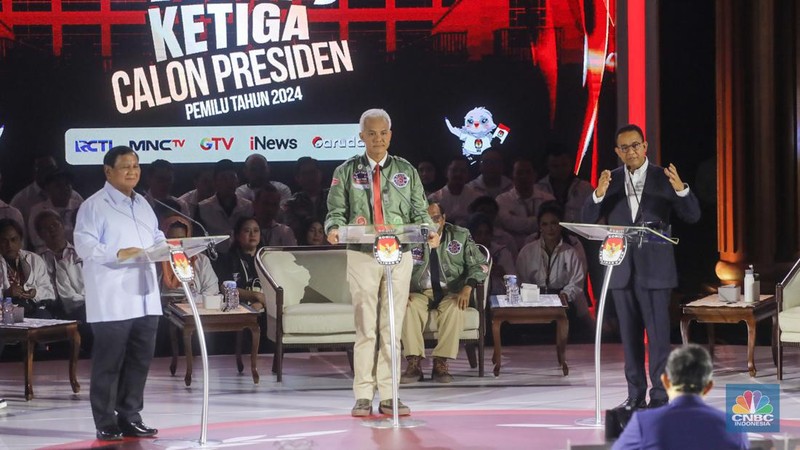 Pendukung Prabowo dalam debat ketiga yang digelar di Istora Senayan, kompleks Gelora Bung Karno (GBK) pada Minggu (7/1/2024). (վ/Faisal Rahman)