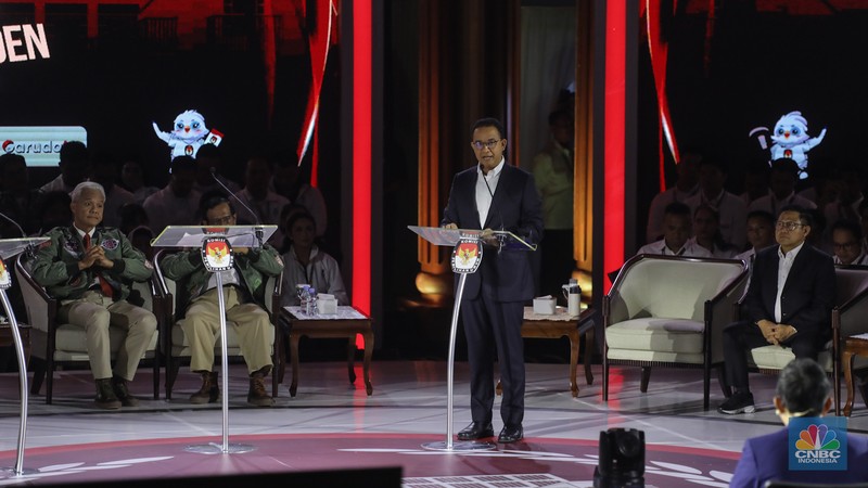 Bakal calon Presiden (Capres) Anies Baswedan nomor urut 1, saat menyampaikan visi dan misi dalam debat ketiga yang digelar di Istora Senayan, kompleks Gelora Bung Karno (GBK) pada Minggu (7/1/2024). (CNBC Indonesia/ Faisal Rahman)