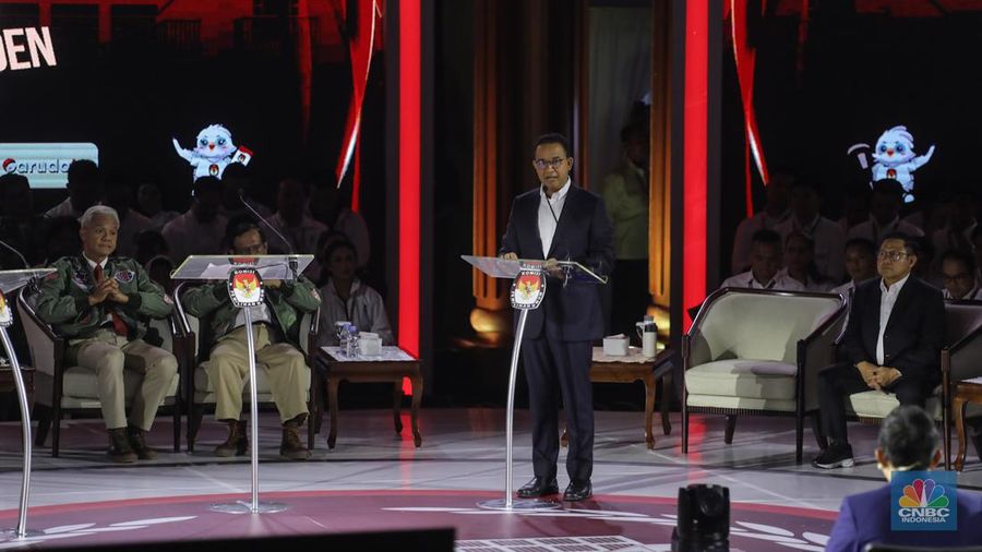 Bakal calon Presiden (Capres) Anies Baswedan nomor urut 1, saat menyampaikan visi dan misi dalam debat ketiga yang digelar di Istora Senayan, kompleks Gelora Bung Karno (GBK) pada Minggu (7/1/2024). (CNBC Indonesia/ Faisal Rahman)