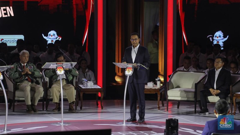 Bakal calon Presiden (Capres) Anies Baswedan nomor urut 1, saat menyampaikan visi dan misi dalam debat ketiga yang digelar di Istora Senayan, kompleks Gelora Bung Karno (GBK) pada Minggu (7/1/2024). (CNBC Indonesia/ Faisal Rahman)