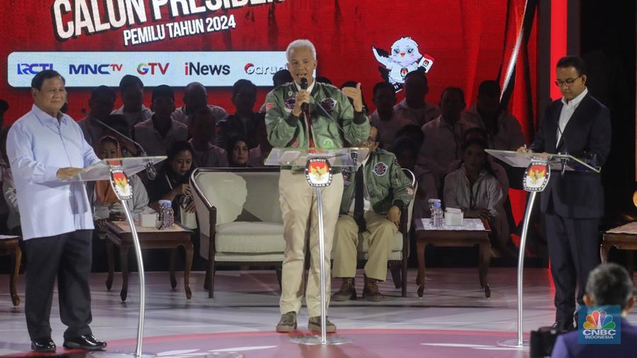 Bakal calon Presiden (Capres) Ganjar Pranowo nomor urut 3, saat menyampaikan visi dan misi dalam debat ketiga yang digelar di Istora Senayan, kompleks Gelora Bung Karno (GBK) pada Minggu (7/1/2024). (վ/Faisal Rahman)