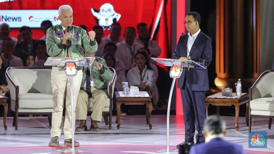 Bakal calon Presiden (Capres) Ganjar Pranowo nomor urut 3, saat menyampaikan visi dan misi dalam debat ketiga yang digelar di Istora Senayan, kompleks Gelora Bung Karno (GBK) pada Minggu (7/1/2024). (CNBC Indonesia/Faisal Rahman)