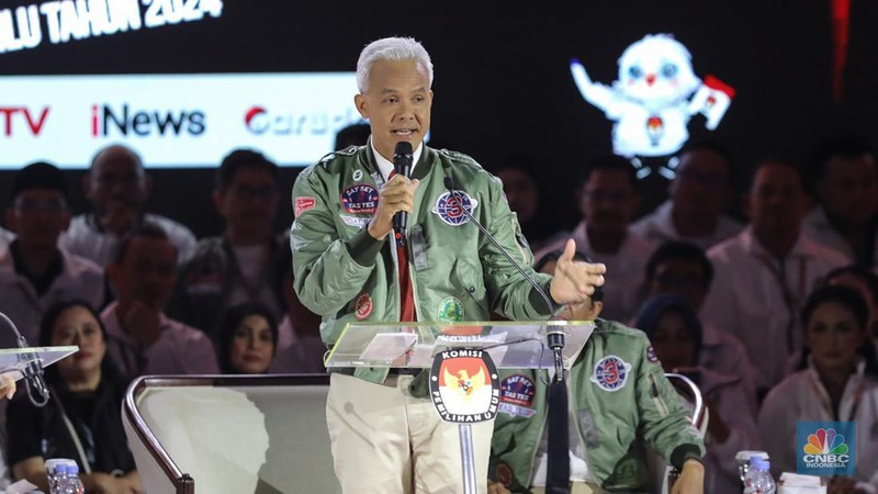 Pendukung Prabowo dalam debat ketiga yang digelar di Istora Senayan, kompleks Gelora Bung Karno (GBK) pada Minggu (7/1/2024). (վ/Faisal Rahman)