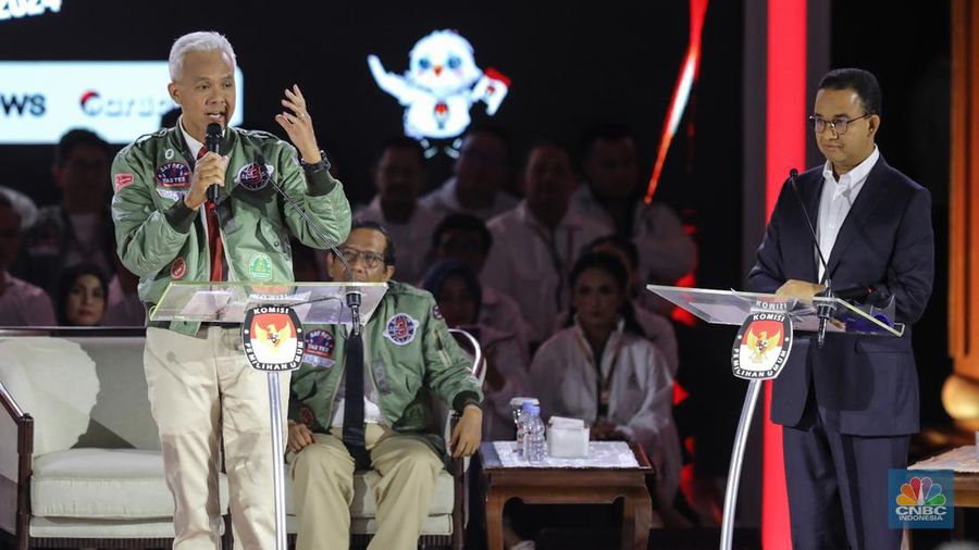 Bakal calon Presiden (Capres) Ganjar Pranowo nomor urut 3, saat menyampaikan visi dan misi dalam debat ketiga yang digelar di Istora Senayan, kompleks Gelora Bung Karno (GBK) pada Minggu (7/1/2024). (CNBC Indonesia/Faisal Rahman)