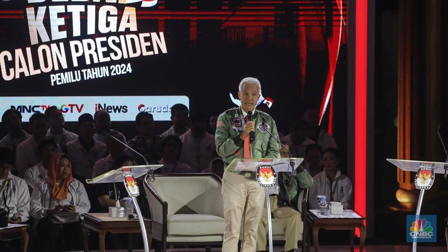 Bakal calon Presiden (Capres) Ganjar Pranowo nomor urut 3, saat menyampaikan visi dan misi dalam debat ketiga yang digelar di Istora Senayan, kompleks Gelora Bung Karno (GBK) pada Minggu (7/1/2024). (CNBC Indonesia/Faisal Rahman)