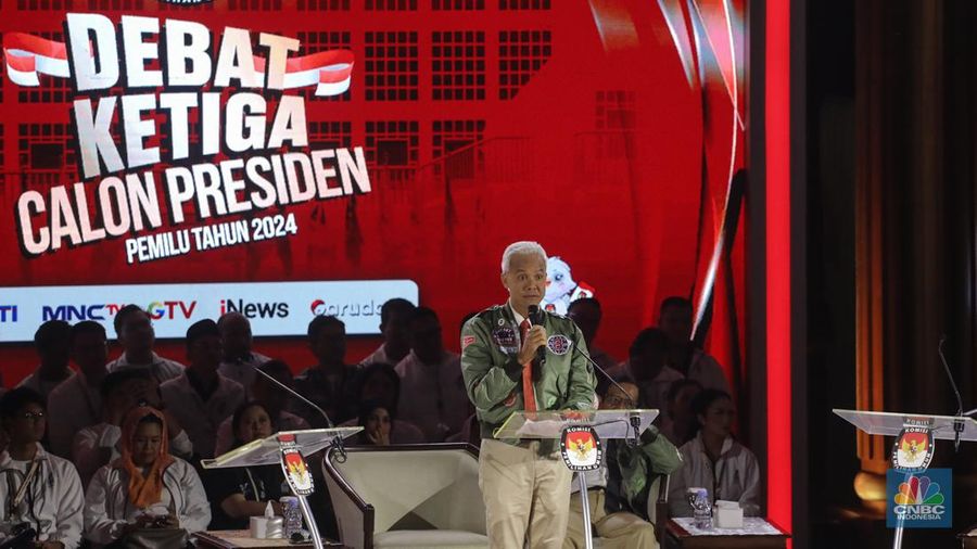 Bakal calon Presiden (Capres) Ganjar Pranowo nomor urut 3, saat menyampaikan visi dan misi dalam debat ketiga yang digelar di Istora Senayan, kompleks Gelora Bung Karno (GBK) pada Minggu (7/1/2024). (CNBC Indonesia/Faisal Rahman)