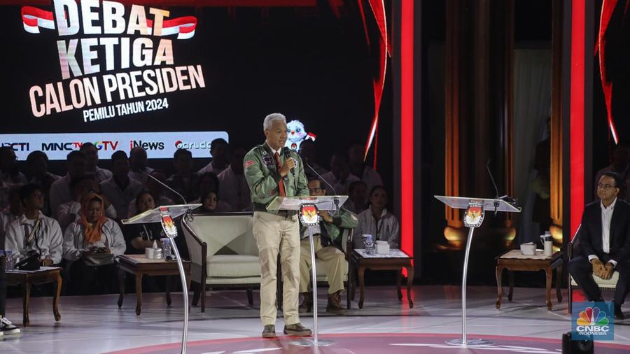 Bakal calon Presiden (Capres) Ganjar Pranowo nomor urut 3, saat menyampaikan visi dan misi dalam debat ketiga yang digelar di Istora Senayan, kompleks Gelora Bung Karno (GBK) pada Minggu (7/1/2024). (CNBC Indonesia/Faisal Rahman)