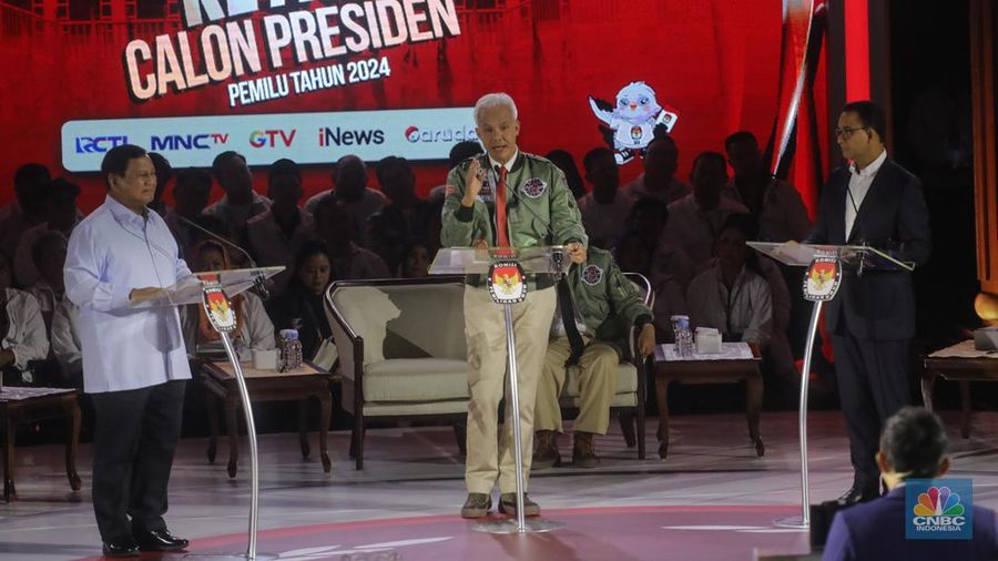 Bakal calon Presiden (Capres) Ganjar Pranowo nomor urut 3, saat menyampaikan visi dan misi dalam debat ketiga yang digelar di Istora Senayan, kompleks Gelora Bung Karno (GBK) pada Minggu (7/1/2024). (CNBC Indonesia/Faisal Rahman)