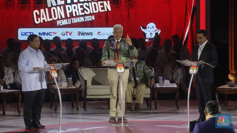 Ganjar - Mahfud aat menyampaikan visi dan misi dalam debat ketiga yang digelar di Istora Senayan, kompleks Gelora Bung Karno (GBK) pada Minggu (7/1/2024). (CNBC Indonesia/Faisal Rahman) Ganjar - Mahfud saat menyampaikan visi dan misi dalam debat ketiga yang digelar di Istora Senayan, kompleks Gelora Bung Karno (GBK) pada Minggu (7/1/2024). (CNBC Indonesia/Faisal Rahman)
