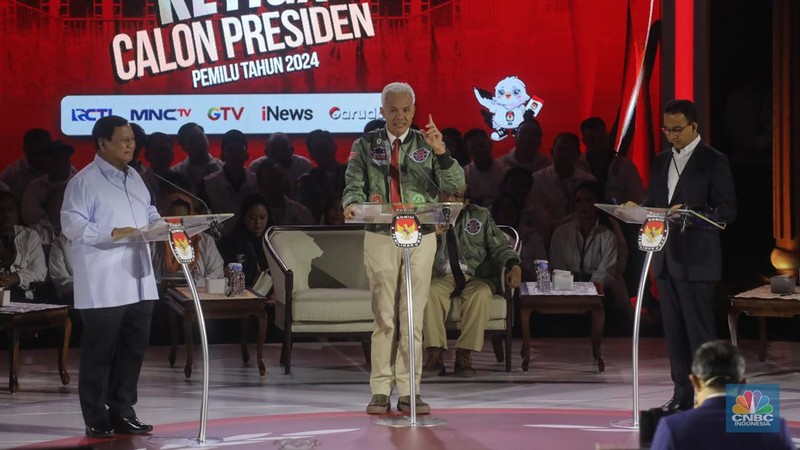 Ganjar - Mahfud saat menyampaikan visi dan misi dalam debat ketiga yang digelar di Istora Senayan, kompleks Gelora Bung Karno (GBK) pada Minggu (7/1/2024). (CNBC Indonesia/Faisal Rahman)