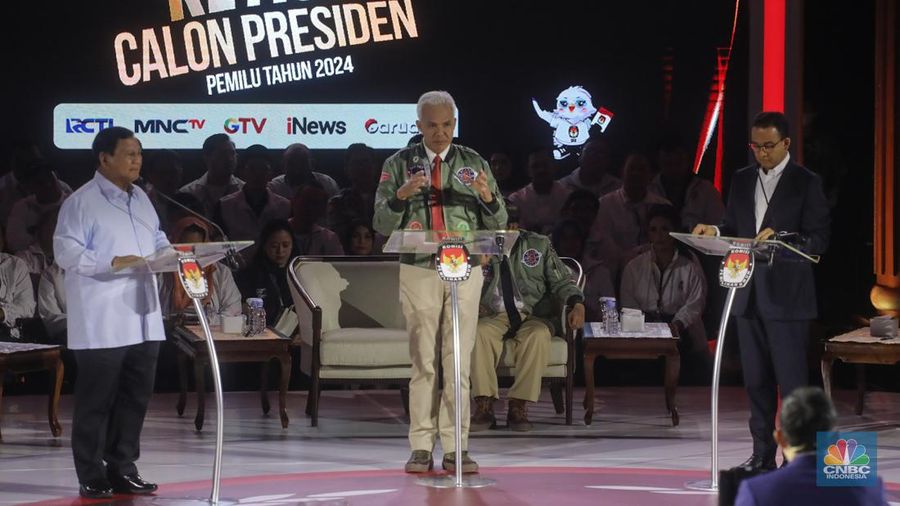 Bakal calon Presiden (Capres) Ganjar Pranowo nomor urut 3, saat menyampaikan visi dan misi dalam debat ketiga yang digelar di Istora Senayan, kompleks Gelora Bung Karno (GBK) pada Minggu (7/1/2024). (CNBC Indonesia/Faisal Rahman)