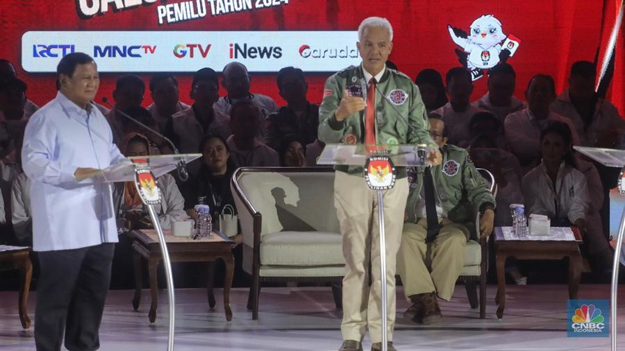 Bakal calon Presiden (Capres) Ganjar Pranowo nomor urut 3, saat menyampaikan visi dan misi dalam debat ketiga yang digelar di Istora Senayan, kompleks Gelora Bung Karno (GBK) pada Minggu (7/1/2024). (CNBC Indonesia/Faisal Rahman)