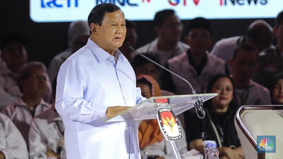 Bakal calon Presiden (Capres) Prabowo Subianto nomor urut 2, saat menyampaikan visi dan misi dalam debat ketiga yang digelar di Istora Senayan, kompleks Gelora Bung Karno (GBK) pada Minggu (7/1/2024). (վ/Faisal Rahman)