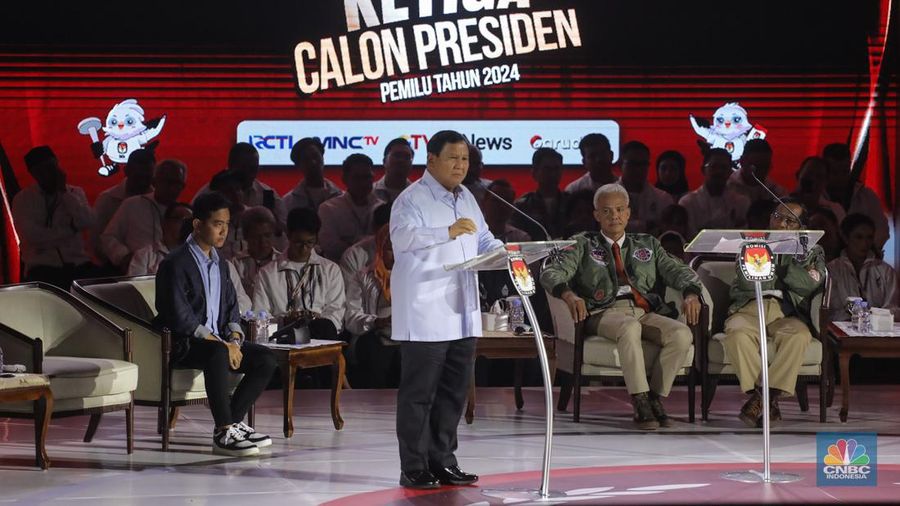 Bakal calon Presiden (Capres) Prabowo Subianto nomor urut 2, saat menyampaikan visi dan misi dalam debat ketiga yang digelar di Istora Senayan, kompleks Gelora Bung Karno (GBK) pada Minggu (7/1/2024). (CNBC Indonesia/Faisal Rahman)