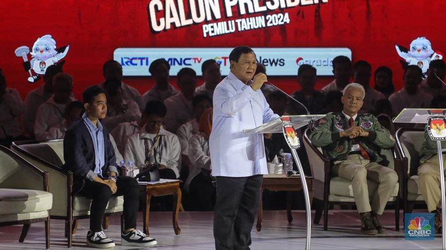 Bakal calon Presiden (Capres) Prabowo Subianto nomor urut 2, saat menyampaikan visi dan misi dalam debat ketiga yang digelar di Istora Senayan, kompleks Gelora Bung Karno (GBK) pada Minggu (7/1/2024). (CNBC Indonesia/Faisal Rahman)