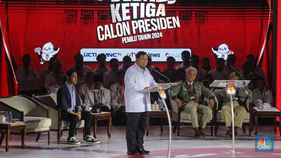 Bakal calon Presiden (Capres) Anies Baswedan nomor urut 1, saat menyampaikan visi dan misi dalam debat ketiga yang digelar di Istora Senayan, kompleks Gelora Bung Karno (GBK) pada Minggu (7/1/2024). (CNBC Indonesia/ Faisal Rahman)