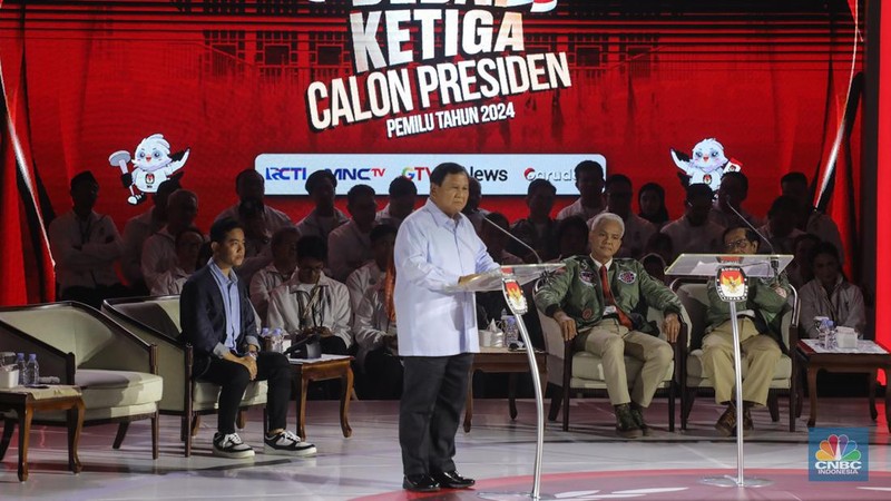 Bakal calon Presiden (Capres) Anies Baswedan nomor urut 1, saat menyampaikan visi dan misi dalam debat ketiga yang digelar di Istora Senayan, kompleks Gelora Bung Karno (GBK) pada Minggu (7/1/2024). (CNBC Indonesia/ Faisal Rahman)