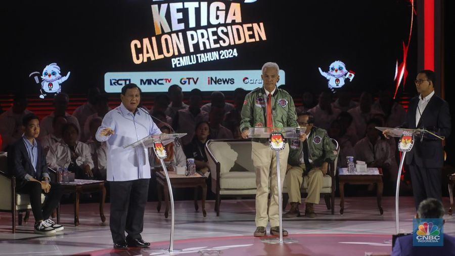 Bakal calon Presiden (Capres) Prabowo Subianto nomor urut 2, saat menyampaikan visi dan misi dalam debat ketiga yang digelar di Istora Senayan, kompleks Gelora Bung Karno (GBK) pada Minggu (7/1/2024). (CNBC Indonesia/Faisal Rahman)
