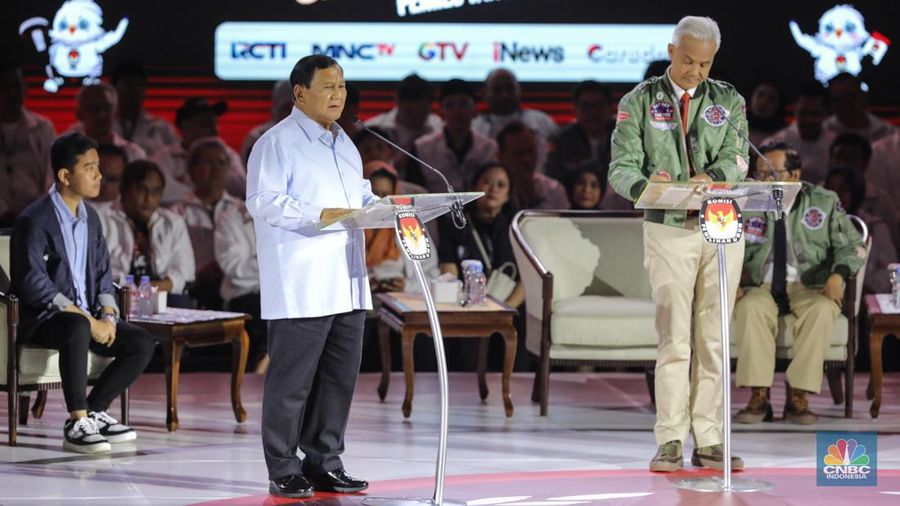Bakal calon Presiden (Capres) Prabowo Subianto nomor urut 2, saat menyampaikan visi dan misi dalam debat ketiga yang digelar di Istora Senayan, kompleks Gelora Bung Karno (GBK) pada Minggu (7/1/2024). (CNBC Indonesia/Faisal Rahman)