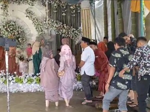 Windi dan Huzil Tetap Gelar Resepsi Pernikahan Meski di Tengah Banjir