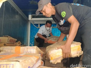 KKP Serahkan Bantuan 1,3 Ton Ikan untuk Korban Gempa Sumedang