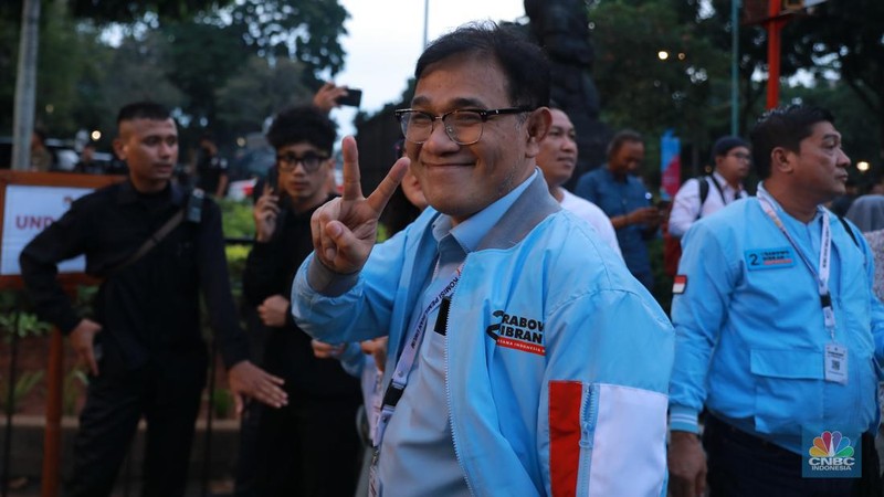 Pengacara Hotman Paris pendukung Capres No urut 2, Prabowo- Gibran saat tiba di Istora Senayan, Jakarta, Minggu, (7/1). (CNBC Indonesia/Muhammad Sabki)