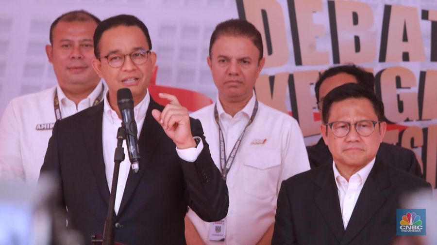 Capres dan cawapres nomor urut 1 Anies Baswedan-Muhaimin Iskandar saat preskon di lokasi debat capres di Istora Senayan, Jakarta, Minggu (7/1/2024). Debat ketiga Pilpres 2024 yang diikuti oleh ketiga kandidat calon presiden tersebut bertema pertahanan, keamanan, geopolitik, hubungan internasional dan politik luar negeri. (CNBC Indonesia/Muhammad Sabki)