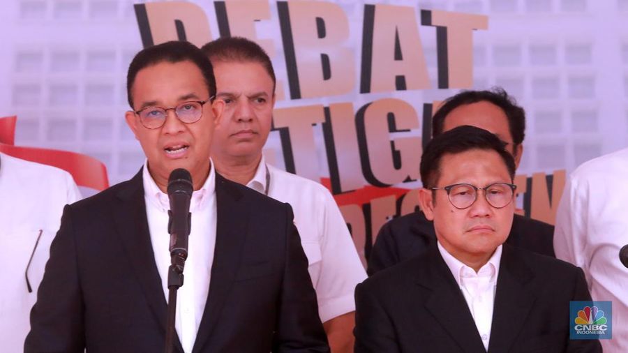 Capres dan cawapres nomor urut 1 Anies Baswedan-Muhaimin Iskandar saat preskon di lokasi debat capres di Istora Senayan, Jakarta, Minggu (7/1/2024). Debat ketiga Pilpres 2024 yang diikuti oleh ketiga kandidat calon presiden tersebut bertema pertahanan, keamanan, geopolitik, hubungan internasional dan politik luar negeri. (CNBC Indonesia/Muhammad Sabki)