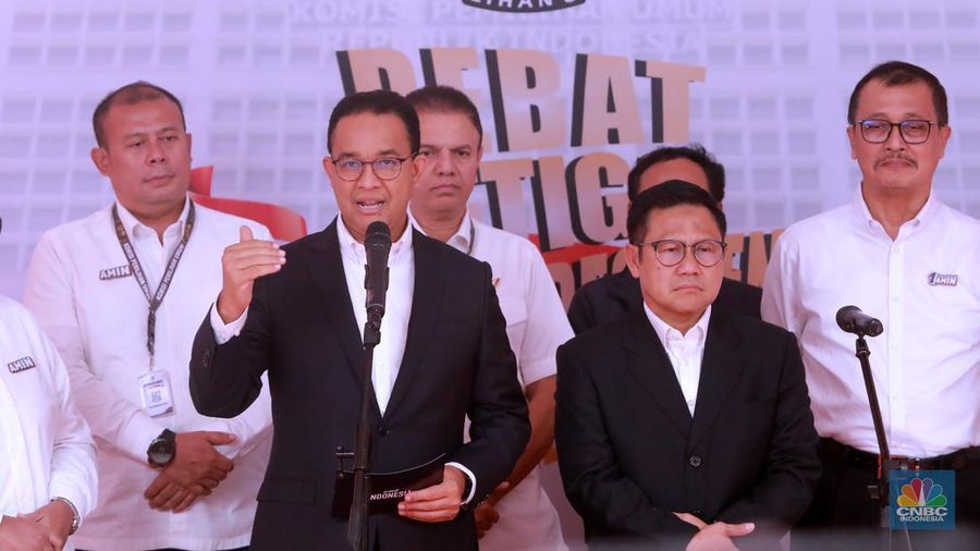 Capres dan cawapres nomor urut 1 Anies Baswedan-Muhaimin Iskandar saat preskon di lokasi debat capres di Istora Senayan, Jakarta, Minggu (7/1/2024). Debat ketiga Pilpres 2024 yang diikuti oleh ketiga kandidat calon presiden tersebut bertema pertahanan, keamanan, geopolitik, hubungan internasional dan politik luar negeri. (CNBC Indonesia/Muhammad Sabki)