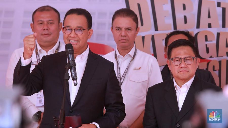 Capres dan cawapres nomor urut 1 Anies Baswedan-Muhaimin Iskandar saat preskon di lokasi debat capres di Istora Senayan, Jakarta, Minggu (7/1/2024). Debat ketiga Pilpres 2024 yang diikuti oleh ketiga kandidat calon presiden tersebut bertema pertahanan, keamanan, geopolitik, hubungan internasional dan politik luar negeri. (²©²ÊÍøÕ¾/Muhammad Sabki)