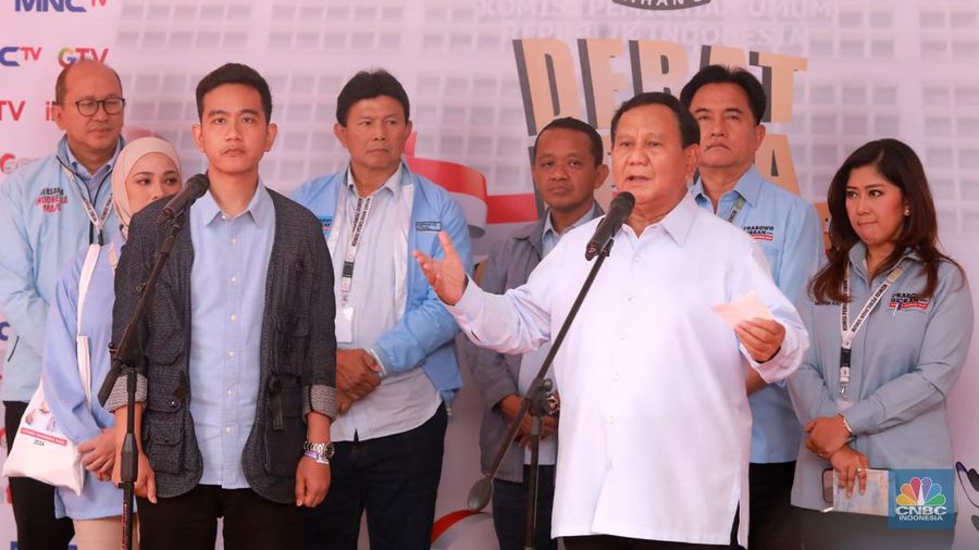 Capres dan cawapres nomor urut 2 Prabowo Subianto-Gibran Rakabuming Raka saat konpres di Istora Senayan, Jakarta, Minggu (7/1/2024). Debat ketiga Pilpres 2024 yang diikuti oleh ketiga kandidat calon presiden tersebut bertema pertahanan, keamanan, geopolitik, hubungan internasional dan politik luar negeri. (վ/Muhammad Sabki)