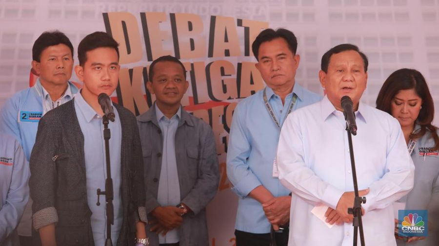 Capres dan cawapres nomor urut 2 Prabowo Subianto-Gibran Rakabuming Raka saat konpres di Istora Senayan, Jakarta, Minggu (7/1/2024). Debat ketiga Pilpres 2024 yang diikuti oleh ketiga kandidat calon presiden tersebut bertema pertahanan, keamanan, geopolitik, hubungan internasional dan politik luar negeri. (²©²ÊÍøÕ¾/Muhammad Sabki)
