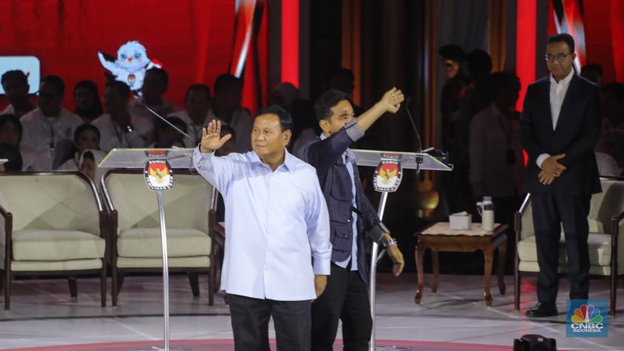 Capres dan cawapres nomor urut 2 Prabowo Subianto-Gibran Rakabuming Raka tiba di lokasi debat capres di Istora Senayan, Jakarta, Minggu (7/1/2024). Debat ketiga Pilpres 2024 yang diikuti oleh ketiga kandidat calon presiden tersebut bertema pertahanan, keamanan, geopolitik, hubungan internasional dan politik luar negeri. (CNBC Indonesia/ Faisal Rahman)