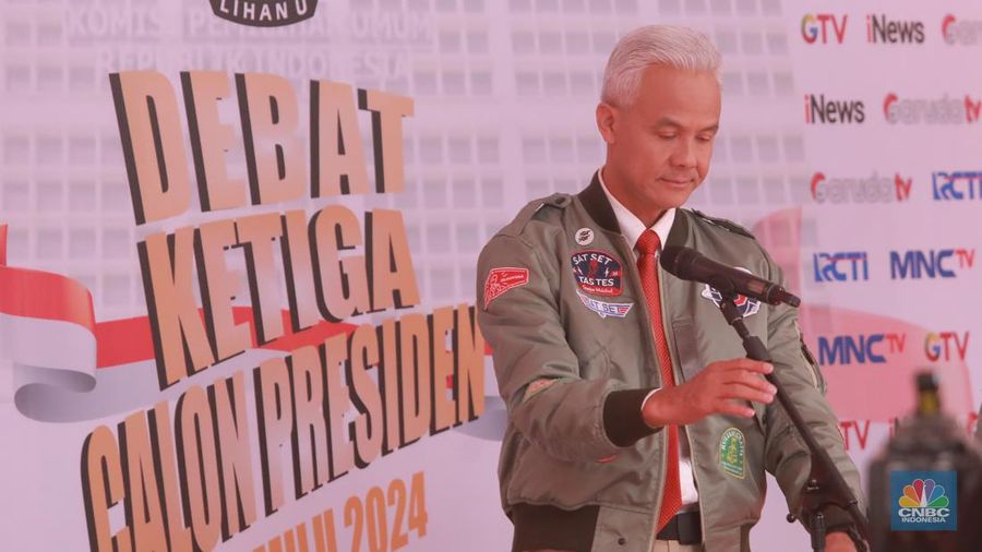 Capres dan cawapres nomor urut 3 Ganjar Pranowo-Mahfud MD saat preskon di lokasi debat capres di Istora Senayan, Jakarta, Minggu (7/1/2024). Debat ketiga Pilpres 2024 yang diikuti oleh ketiga kandidat calon presiden tersebut bertema pertahanan, keamanan, geopolitik, hubungan internasional dan politik luar negeri. (²©²ÊÍøÕ¾/Muhammad Sabki)