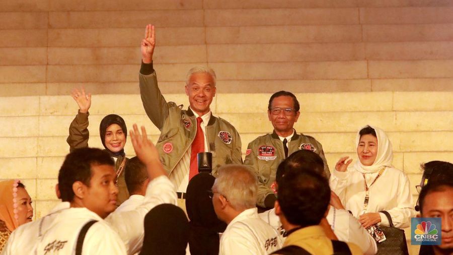 Pendukung Prabowo dalam debat ketiga yang digelar di Istora Senayan, kompleks Gelora Bung Karno (GBK) pada Minggu (7/1/2024). (վ/Faisal Rahman)