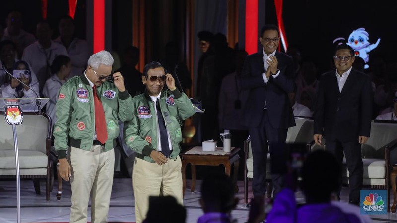 Ganjar - Mahfud saat menyampaikan visi dan misi dalam debat ketiga yang digelar di Istora Senayan, kompleks Gelora Bung Karno (GBK) pada Minggu (7/1/2024). (CNBC Indonesia/Faisal Rahman)